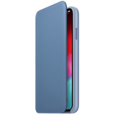 Chabrowe etui Apple Leather Folio do iPhone Xs Max z otwartą klapką, ukazujące profil urządzenia oraz precyzyjne wycięcia na przyciski boczne telefonu.