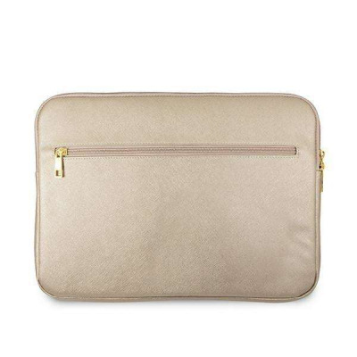Beżowa torba Guess Saffiano do Macbooka 13 cali z fakturą skóry, wyposażona w poziomą kieszeń zewnętrzną zamykaną na złoty zamek błyskawiczny.