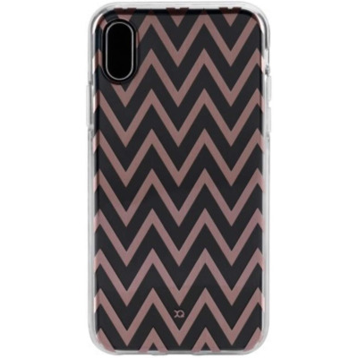 Etui XQISIT Flex Shell do iPhone X oraz XS z czarno-różowym wzorem w zygzaki, ukazujące wycięcie na aparat oraz logo marki w dolnej części obudowy.