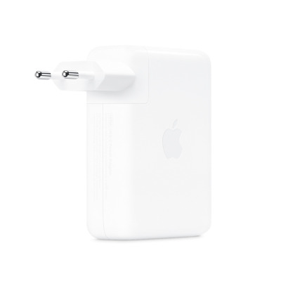 Biały zasilacz USB-C o mocy 140W marki Apple z wtyczką europejską, widoczny z profilu z wytłoczonym logo producenta na obudowie oraz gniazdem zasilania.
