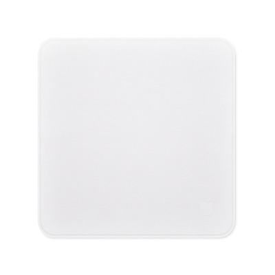 Biała ściereczka do czyszczenia Apple o kwadratowym kształcie z delikatnie zaokrąglonymi rogami oraz subtelnie wytłoczonym logo Apple w prawym dolnym rogu.