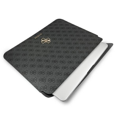 Czarne etui Guess 4G Big Metal Logo do MacBook Air i Pro 13, ozdobione złotym logotypem, częściowo wysunięty srebrny laptop na białym tle.