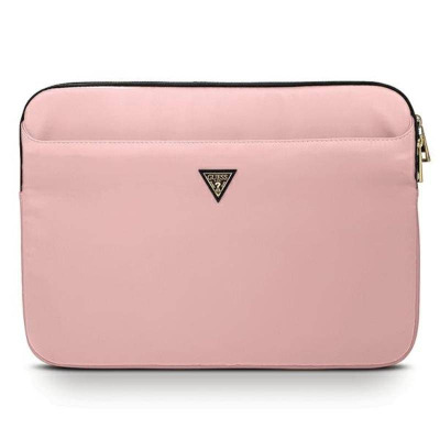 Różowa torba typu sleeve marki Guess do MacBooka 13 cali, wykonana z gładkiego materiału, z widocznym trójkątnym logo producenta na środku przedniej części.