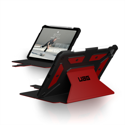Czerwone etui UAG Metropolis do iPad Pro 11 oraz Air 10,9 z czarnymi wzmocnionymi narożnikami, widocznym logo UAG oraz wycięciem na aparat w lewym górnym rogu.