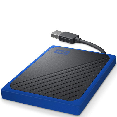 Niebieski dysk zewnętrzny WD My Passport Go SSD z czarnym teksturowanym panelem w paski oraz zintegrowanym kablem USB, ujęcie pod kątem na białym tle.