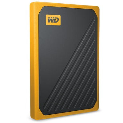 Dysk zewnętrzny WD My Passport Go SSD w żółtej obudowie z czarnym panelem przednim, widoczny pod kątem, z wyraźnym logo WD w lewym górnym rogu.