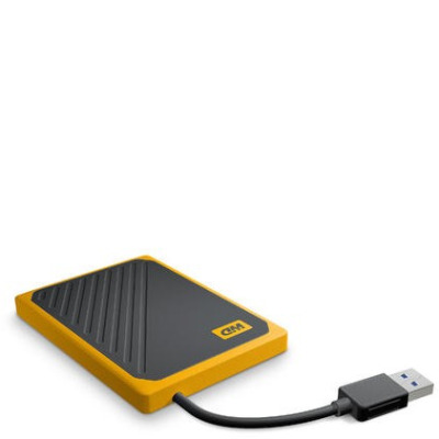 Żółty dysk zewnętrzny WD My Passport Go SSD z czarną, żebrowaną powierzchnią górną oraz zintegrowanym kablem USB zakończonym wtyczką, widok z ukosa.