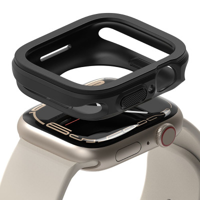 Czarne etui Ringke Air Sports zawieszone nad zegarkiem Apple Watch 45mm w kolorze jasnego złota, ukazujące precyzyjne wycięcia na przyciski i koronkę.