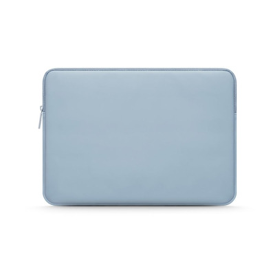 Jasnoniebieskie etui Tech-Protect Pureskin do MacBooka Pro i Air 13 o minimalistycznym designie z widocznym suwakiem po lewej stronie na gładkiej powierzchni.