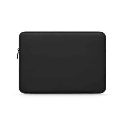 Czarne etui Tech-Protect Pureskin do MacBooka Pro i Air 13, wykonane z gładkiego materiału, z widocznym suwakiem z boku w minimalistycznym stylu.