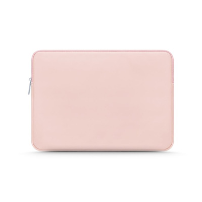 Różowe etui Tech-Protect Pureskin do MacBooka Pro i Air 13, wykonane z gładkiego materiału, z widocznym zapięciem na zamek błyskawiczny po lewej stronie.