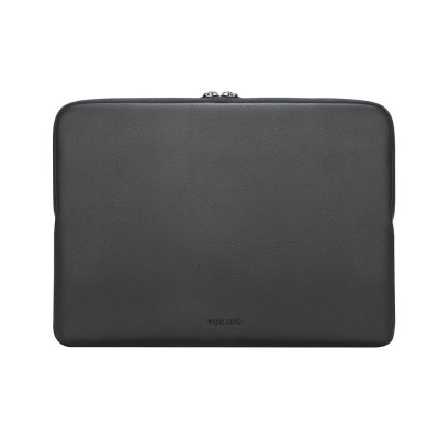 Czarne etui Tucano Today do MacBooka Pro 16 z widocznym napisem Today na środku oraz dwoma suwakami zamka błyskawicznego na górnej krawędzi pokrowca.