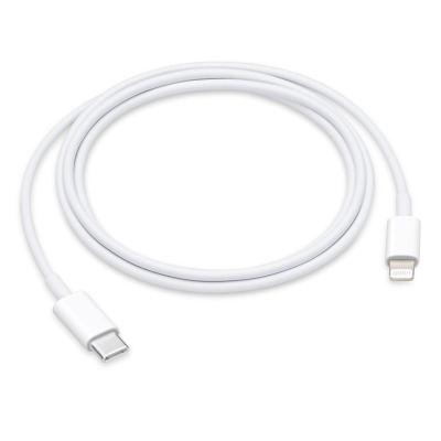 Biały przewód Apple USB-C to Lightning o długości 2m zwinięty w okrąg, z widocznymi końcówkami złącz wtykowych na obu końcach kabla na jasnym tle.