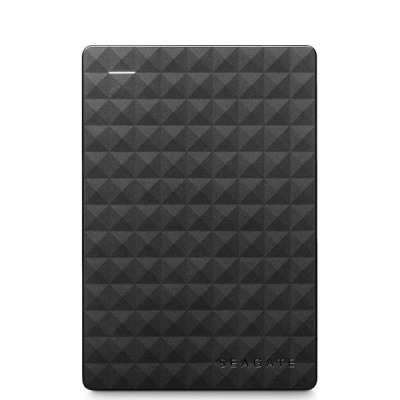 Czarny dysk zewnętrzny Seagate Expansion o geometrycznej fakturze obudowy z widocznym logo producenta w prawym dolnym rogu oraz diodą LED w lewym górnym.
