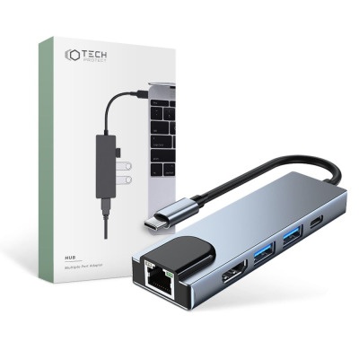 Szary adapter Tech-Protect V3-Hub 5in1 z portem Ethernet i USB-C obok opakowania z grafiką przedstawiającą podłączenie urządzenia do laptopa Apple MacBook.