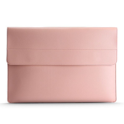 Różowe etui Tech-Protect Chloi do MacBook Air i Pro 13, wykonane z gładkiego materiału, prezentowane w widoku z przodu z widoczną poziomą linią przeszycia.