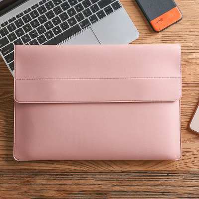Różowe etui Tech-Protect Chloi do MacBook Air i Pro 13, wykonane z gładkiego materiału, prezentowane w widoku z przodu z widoczną poziomą linią przeszycia.