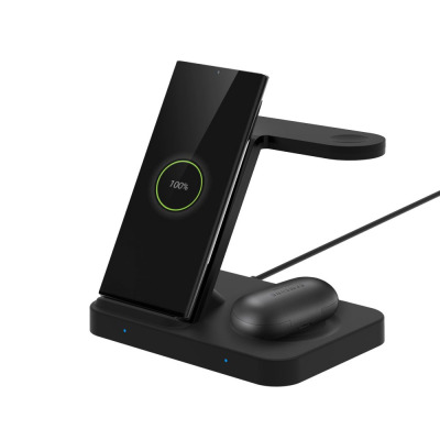 Czarna ładowarka indukcyjna Tech-Protect A11 3w1 z telefonem, zegarkiem Apple Watch i słuchawkami na podstawce oraz opakowaniem z logo producenta w tle.