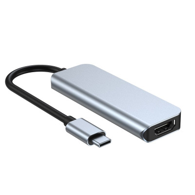 Srebrny hub Tech-Protect V2 4w1 z portami USB-A i HDMI oraz opakowanie z grafiką przedstawiającą podłączenie adaptera do laptopa Apple MacBook.