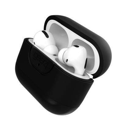 Czarne etui Gear4 Apollo Plus do słuchawek Apple AirPods Pro z otwartą klapką, wewnątrz której umieszczono białe słuchawki, widoczne logo marki na obudowie.