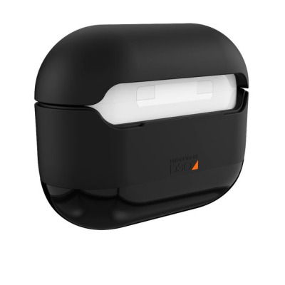 Czarne etui Gear4 Apollo Plus do słuchawek Apple AirPods Pro z widocznym napisem Protected by D3O, ukazujące białe etui ładujące wewnątrz konstrukcji.