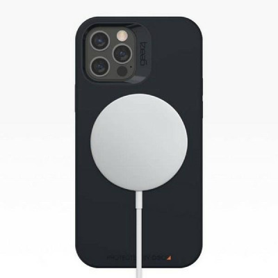 Czarne etui Gear4 Rio Snap do iPhone 12 mini z magnetycznym ładowaniem MagSafe przyłożonym do plecków telefonu, widoczna wyspa aparatów z logo Gear4.