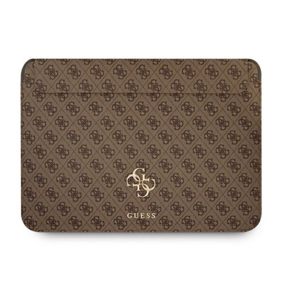 Brązowe etui Guess 4G Big Metal Logo Sleeve do MacBooka Air i Pro 13 cali z charakterystycznym wzorem monogramu oraz złotym logo marki na środku.