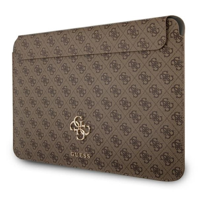 Brązowe etui Guess 4G Big Metal Logo Sleeve do MacBooka Air i Pro 13 cali z charakterystycznym wzorem monogramu oraz złotym logo marki na środku.