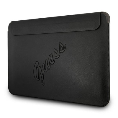 Czarne etui Guess Saffiano Script Sleeve na MacBooka Air lub Pro 13 cali z wytłoczonym, ukośnym napisem Guess na froncie oraz klapką zamykającą.