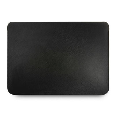 Czarne etui Guess Saffiano Script Sleeve do MacBooka Air i Pro 13 o minimalistycznym designie z charakterystyczną fakturą skóry Saffiano, widok z przodu.