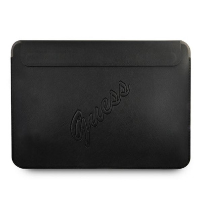 Czarne etui Guess Saffiano Script Sleeve na MacBooka Air lub Pro 13 cali z wytłoczonym, ukośnym napisem Guess na froncie oraz klapką zamykającą.