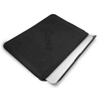 Czarne etui Guess Saffiano Script Sleeve z wytłoczonym logo marki, w którym częściowo umieszczony jest srebrny laptop Apple MacBook Air lub Pro 13 cali.