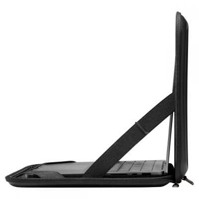 Czarne etui Spigen Rugged Armor Pouch PRO do MacBook Pro 14, widoczne w pozycji otwartej z elastycznym paskiem podtrzymującym ekran laptopa w pionie.