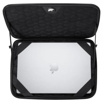 Czarne etui Spigen Rugged Armor Pouch PRO z otwartą klapą, wewnątrz którego znajduje się srebrny Apple MacBook Pro 14 cali zabezpieczony elastycznymi pasami.