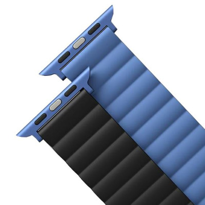 Dwukolorowy pasek Uniq Revix w kolorze czarno-niebieskim założony na kopertę Apple Watch, prezentujący magnetyczne zapięcie w dynamicznym ujęciu pod kątem.