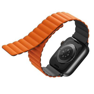 Dwustronny pasek UNIQ Revix w kolorze szaro-pomarańczowym zamocowany do koperty Apple Watch, widok na spód zegarka z czujnikami tętna i oznaczeniami serii.