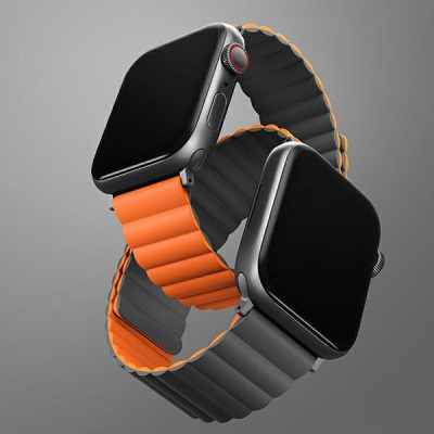 Dwustronny pasek UNIQ Revix w kolorze szaro-pomarańczowym do Apple Watch 44/45/49 mm, zaprezentowany na dwóch zegarkach w dynamicznym ujęciu pod różnymi kątami.