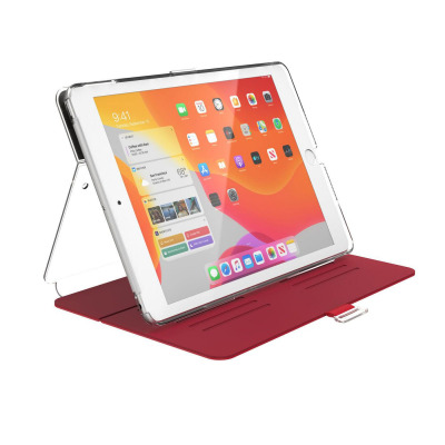 Etui Speck Balance Folio do iPad 10,2 w kolorze czerwonym z przezroczystymi pleckami, ustawione w pozycji podstawki z widocznym ekranem głównym urządzenia.