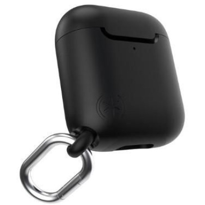 Czarne etui Speck Presidio PRO do słuchawek Apple AirPods 1/2 gen. z otwartą klapką, podłączonym kablem ładującym i przypiętym metalowym karabińczykiem.