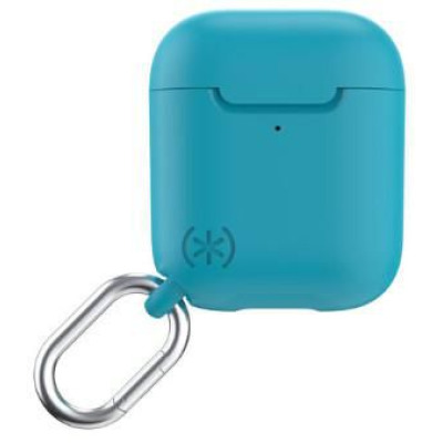 Niebieskie etui Speck Presidio PRO do słuchawek Apple AirPods 1 i 2 generacji z otwartą klapką, podpiętym kablem ładującym oraz metalowym karabińczykiem.