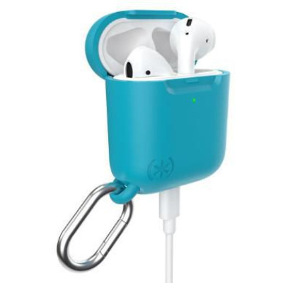 Niebieskie etui Speck Presidio PRO do słuchawek Apple AirPods 1 i 2 generacji z otwartą klapką, podpiętym kablem ładującym oraz metalowym karabińczykiem.