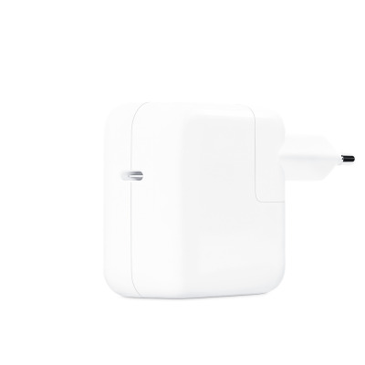 Biały zasilacz Apple USB-C o mocy 30W z wtyczką typu europejskiego, ukazany w ujęciu profilowym z widocznymi dwoma metalowymi bolcami wtyku zasilającego.