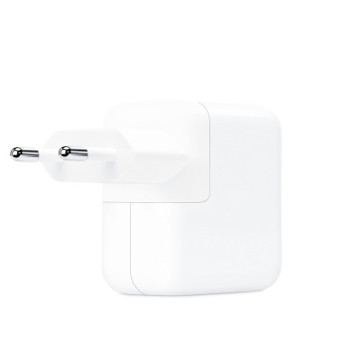 Biały zasilacz Apple USB-C o mocy 30W z wtyczką typu europejskiego, ukazany w ujęciu profilowym z widocznymi dwoma metalowymi bolcami wtyku zasilającego.