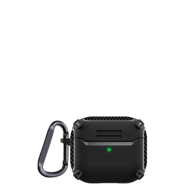 Czarne etui JINYA z włókna węglowego do AirPods 3 z dołączonym karabińczykiem, widoczna świecąca na zielono dioda LED informująca o stanie naładowania.