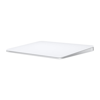 Apple Magic Trackpad z białą szklaną powierzchnią dotykową i srebrną aluminiową podstawą, ukazany w perspektywie izometrycznej z boku.