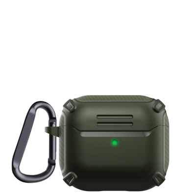 Zielone etui JINYA Carbon Fiber do słuchawek Apple AirPods 3 z teksturą włókna węglowego, wzmocnionymi narożnikami oraz dołączonym czarnym karabińczykiem.