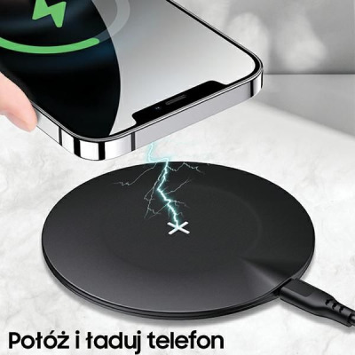 Czarna ładowarka indukcyjna Usams US-CD149 z kablem zasilającym, nad którą unosi się iPhone z widoczną ikoną ładowania. Napis: Połóż i ładuj telefon.