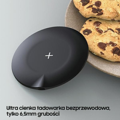 Czarna, okrągła ładowarka indukcyjna USAMS US-CD149 z białym symbolem plusa obok ciastek na talerzu, z napisem: Ultra cienka ładowarka bezprzewodowa, 6,5mm.