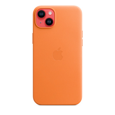 Pomarańczowe etui skórzane Apple do iPhone 14 Plus z wycięciem na wyspę aparatów i wytłoczonym logo Apple na środku plecków, widok na tylny panel urządzenia.