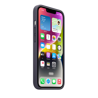 Atramentowe etui skórzane Apple do iPhone 14 z wycięciem na podwójny aparat w kontrastowym, jasnoczerwonym kolorze oraz wytłoczonym logo producenta.